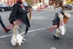 EXCLUSIV. Păziţi de jandarmi. Preşedinţii au stat ore în şir la coadă să ridice buletinele de vot