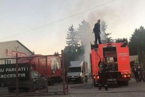 VIDEO Maşină în flăcări, în curtea unei firme