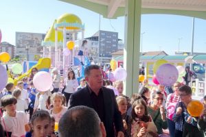 VIDEO – Explozie de culoare pe bulevardul Dem Rădulescu! A fost inaugurat cel mai nou şi mai modern loc de joacă din Râmnicu Vâlcea