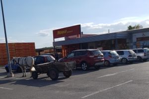 Imaginea zilei: Caruta trasa de cal, parcata regulamentar langa un supermarket