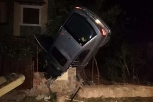 Accident rutier grav. Pozitia masinii mai rar vazuta. Trei tineri au ajuns la spital