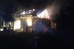 Locuinta mistuita de flacari la Topraisar. Pompierii au intervenit pentru stingerea flacarilor. De la ce a pornit focul