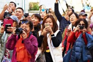 TURIȘTI DEZBRĂCAȚI, LEGAȚI şi BĂTUȚI cu bestialitate. Scenele fac înconjurul LUMII - Foto