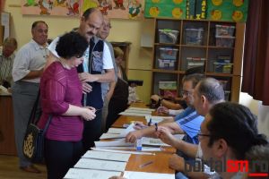 S-au deschis secţiile de votare. 315.000 de sătmăreni, aşteptaţi la referendum
