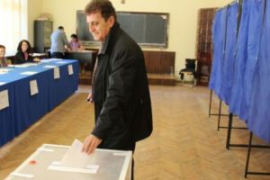 Mircea Duşa, la vot. Ce a declarat prefectul la ieşirea din secţia de votare