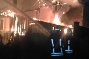 Pagube mari şi risc major de extindere, în urma unui incendiu pus intenţionat