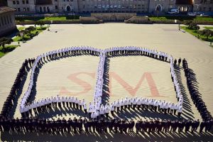 Flashmob uriaş, reprezentând o carte deschisă, la colegiul militar din Câmpulung