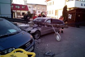 Accident mortal la Floresti. Un barbat aflat la volanul unui Mercedes a murit dupa ce a intrat intr-un stalp