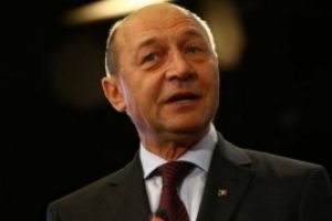 Traian Băsescu, la secţia de votare. Cum a votat fostul şef de stat la referendum