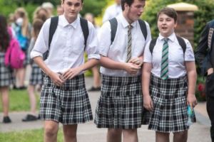 REFERENDUM inutil? Părinţii care REFUZĂ să-şi lase copiii să poarte FUSTĂ - daţi pe mâna Poliţiei