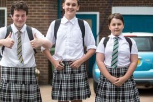 REFERENDUM inutil? Părinţii care REFUZĂ să-şi lase copiii să poarte FUSTĂ - daţi pe mâna Poliţiei