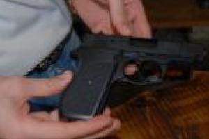 NEWS ALERT. Un bărbat a fost prins cu o armă la o secţie de votare din Caraş-Severin!