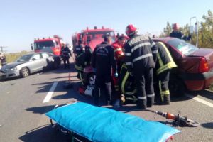 UPDATE FOTO. Accident la Păulian. Trei persoane la spital. Trafic blocat!