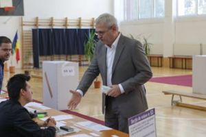Cum au reactionat Dragnea si Basescu dupa ce membri ai comisiei sectiei de vot au refuzat sa dea mana cu ei