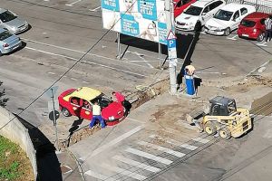 FOTO. Ghinion curat! Taximetru rămas blocat într-o groapă săpată de muncitori în Satu Mare