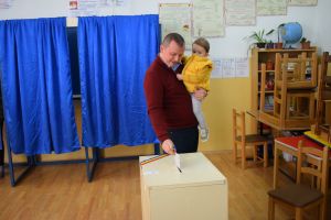 FOTO. Referendum familie. Mesajul transmis de prefectul Darius Filip, după ce a votat