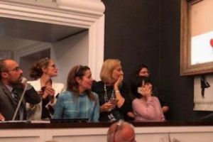 Cea mai SCUMPĂ FARSĂ din artă. TABLOU de un MILION de LIRE STERLINE, distrus de un mecanism care s-a autodeclanşat din RAMĂ. Pânza s-a transformat în CONFETTI