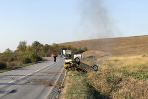 Accident urmat de incendiu, in Timis. Un barbat a ajuns la spital