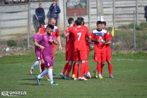 Derby-ul aiudean din Liga a IV-a, Olimpia – Metalu s-a încheiat nedecisc, scor 1-1 (1-1) | Portarul R. Popa (Metalu) a apărat lovitura de pedeapsă executată de Ilea (Olimpia)