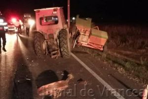 FOTO-VIDEO: Accident cu 3 maşini şi un tractor pe Șoseaua Vrancei. Un autoturism s-a făcut scrum!