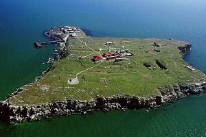 Insula Șerpilor, stânca în formă de X din Marea Neagră, locul în vecinătatea căreia ar fi avut loc dispariţii misterioase.