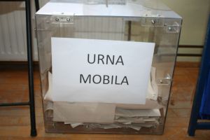 Campionii votului din prima zi de referendum. Câţi au votat cu urna mobilă