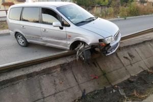 FOTO/ Accident rutier în Alba Iulia: Un şofer ”parfumat” cu alcool a lovit un parapet metalic şi a abandonat maşina în drum