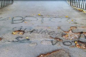 Incident la referendum în Oradea: Mesaj ”#Boicot, iubirea nu se votează”, la intrarea în liceul Onisifor Ghibu care adăposteşte secţia de votare 21 (FOTO)