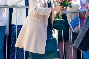 MEGHAN MARKLE A PURTAT O ȚINUTĂ DE PESTE 8.000 DE DOLARI ÎNTR-O VIZITĂ REGALĂ ÎN SUSSEX