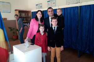FOTO&VIDEO. Senatorul PSD Gabriel Leş a votat alături de familie