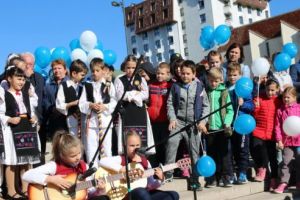 FOTO: Ziua Mondială a Educaţiei, sărbătorită prin cântece şi dansuri