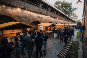 VIDEO – FOTO A început Vinfest- Atmosferă superbă, vinuri bune şi festin culinar pe Cetăţii