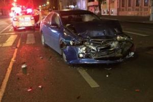 Accident pe Bulevardul 21 Decembrie, la 5.40 dimineaţa. Erau singuri pe tot bulevardul - FOTO