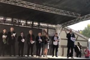 Aproape 4.000 de persoane au citit timp de 10 ore în centrul Clujului, încercând să doboare un record mondial VIDEO