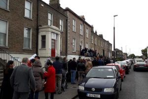 Românii care lucrează în Irlanda, la coadă să voteze. Mulţi sunt din comuna Feldru (FOTO)