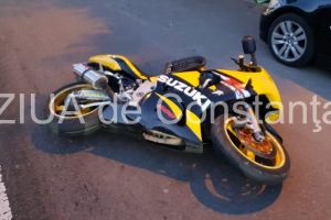 Accident rutier grav pe DN10. Un autoturism si o motocicleta implicate. O persoana, ranita grav