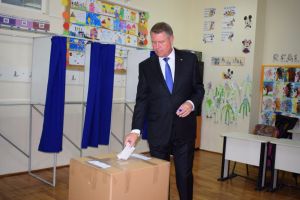 VIDEO – FOTO Iohannis a votat la Referendum – Imagini de la secţie