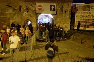 Mii de orădeni au ieşit în Cetate, în ultima seară din Toamna Orădeană: mai sunt cozi, dar nu sunt blocaje (FOTO)