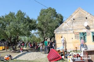 Casa unor batrani din Timis trecuti de 90 de ani a fost renovata de peste 50 de voluntari