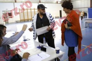 Experiment jurnalistic: Am testat toleranţa românilor faţă de homosexuali. La Referendum, cu travestitul de mână, în secţia de votare