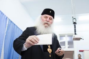 Mitropolitul Banatului a votat la referendum: Am venit ca sa imi cinstesc parintii