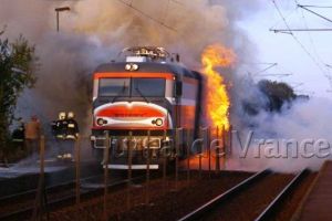 ULTIMĂ ORĂ: Vagonul unui tren arde în Gara Gugeşti