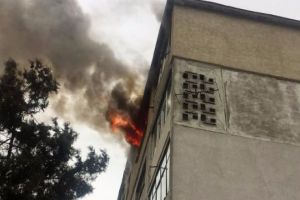 EXPLOZIE într-un BLOC din Hunedoara. LOCATARII au fost EVACUAȚI de URGENȚĂ