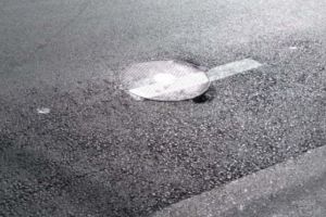 Incredibil! Au aparut gropi pe str. Elena Doamna, la nici 2 saptamani de la asfaltare