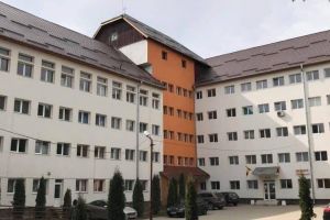 Protest cu peste 100 de oameni la Spitalul Orăşenesc Câmpeni după ce un medic tânăr vrea să plece, nemulţumit că s-a schimbat conducerea