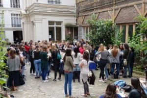 Parisul a luat-o razna: Promovează învăţarea limbii arabe în şcoli