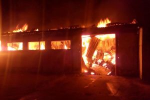 Hala plina cu deseuri lemnoase cuprinsa de flacari, la Jimbolia