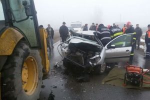 Accident in Ploiesti, pe strada Buda. Un buldoexcavator a intrat in coliziune cu o masina