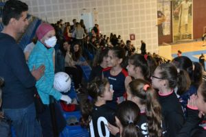 O micuţă voleibalistă are nevoie de mare ajutor!