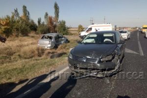 FOTO-ULTIMĂ ORĂ: Accident pe DN2, la intersecţia cu drumul spre Coteşti. O femeie a fost rănită uşor